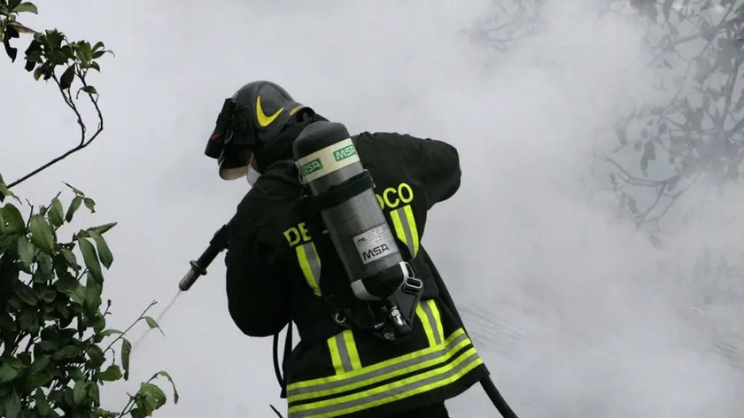 Un vigile del fuoco impegnato in un'operazione di emergenza (foto Katia Bonaventura)