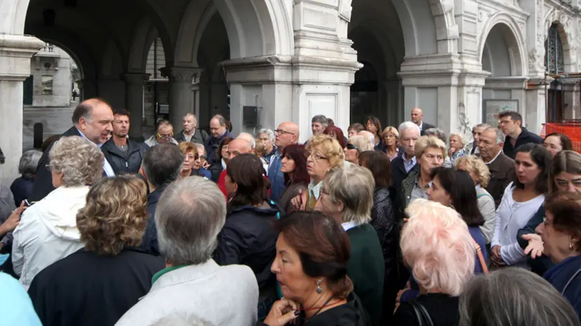 Lasorte Trieste 21/10/14 - Piazza Unità, Sindaco Cosolini con Risparmiatori COOP