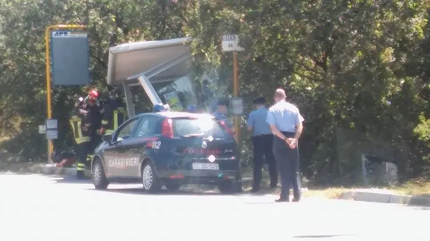 Pompieri e carabinieri attorno alla pensilina demolita (foto del lettore Giuseppe Zacchigna)