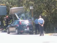 Pompieri e carabinieri attorno alla pensilina demolita (foto del lettore Giuseppe Zacchigna)