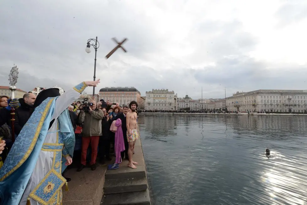 Foto BRUNI 06.01.2018 Epifania Greco-Ortodossa: il tuffo della croce della Comunità