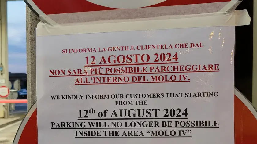 Il cartello di chiusura di Molo IV
