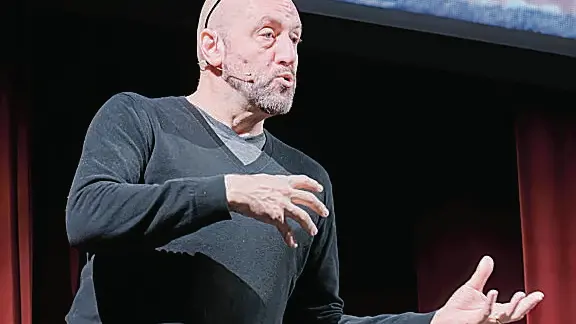 Il teatro Verdi, anche domenica mattina pieno per la lezione di storia. Qui Alessandro Vanoli. Foto Silvano