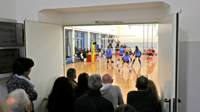 Match di volley nella palestra della scuola Rossetti nell’era pre-Covi