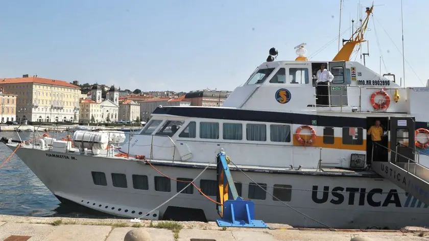 L’aliscafo della Ustica Lines ormeggiato a Trieste