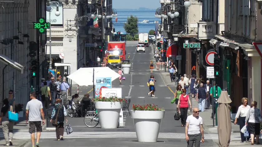 Via Mazzini com'è oggi (con l'ampia zona pedonale)