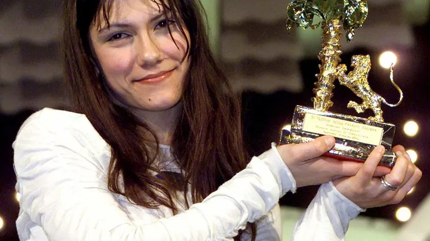 La cantante monfalconese Elisa Toffoli solleva sul palco dell’Ariston, nel 2001, l’ambita statuetta del leone