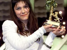 La cantante monfalconese Elisa Toffoli solleva sul palco dell’Ariston, nel 2001, l’ambita statuetta del leone