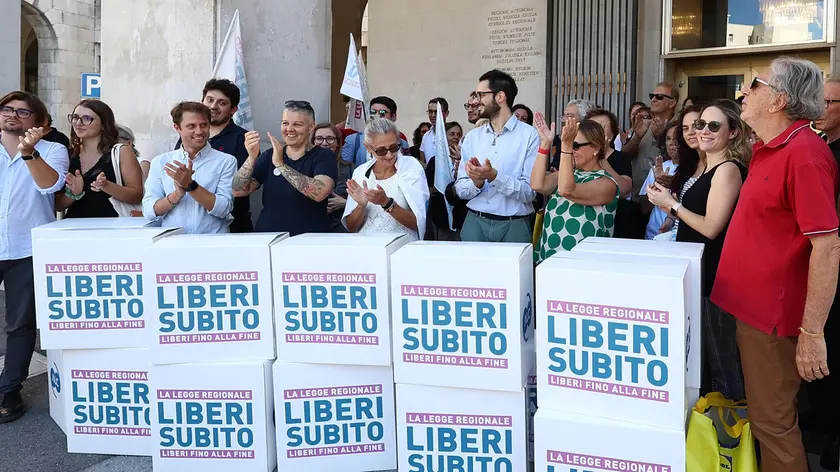 L’associazione Coscioni deposita le ottomila firme in Consiglio regionale. Foto Andrea Lasorte