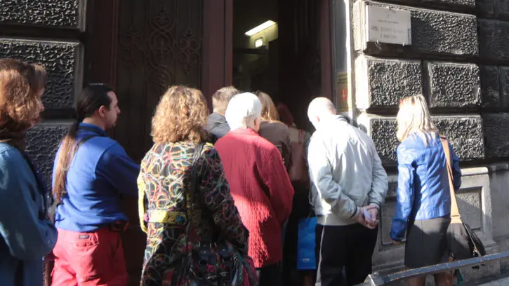 Lasorte Trieste 02/04/14 - Via Mazzini, Assessorato Politiche Sociali, Basta Sfratti, Persone in fila per Carta Famiglia