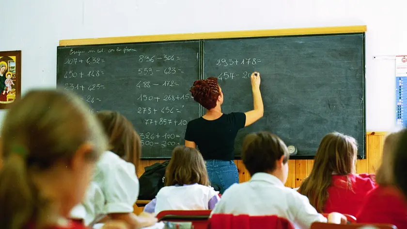 SCUOLA:STUDENTI IN CLASSE E GENITORI FUORI DALLA SCUOLA.ATT.PEREGO - SCUOLA ELEMENTARE DI VIA NOE - Fotografo: FOTOGRAMMA