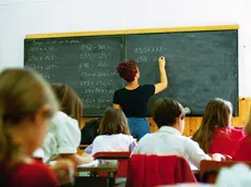 SCUOLA:STUDENTI IN CLASSE E GENITORI FUORI DALLA SCUOLA.ATT.PEREGO - SCUOLA ELEMENTARE DI VIA NOE - Fotografo: FOTOGRAMMA