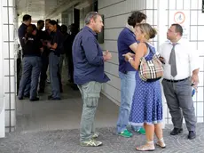 Claudia Zircone e Andrea Peric parlano con i poliziotti (Foto Bonaventura)