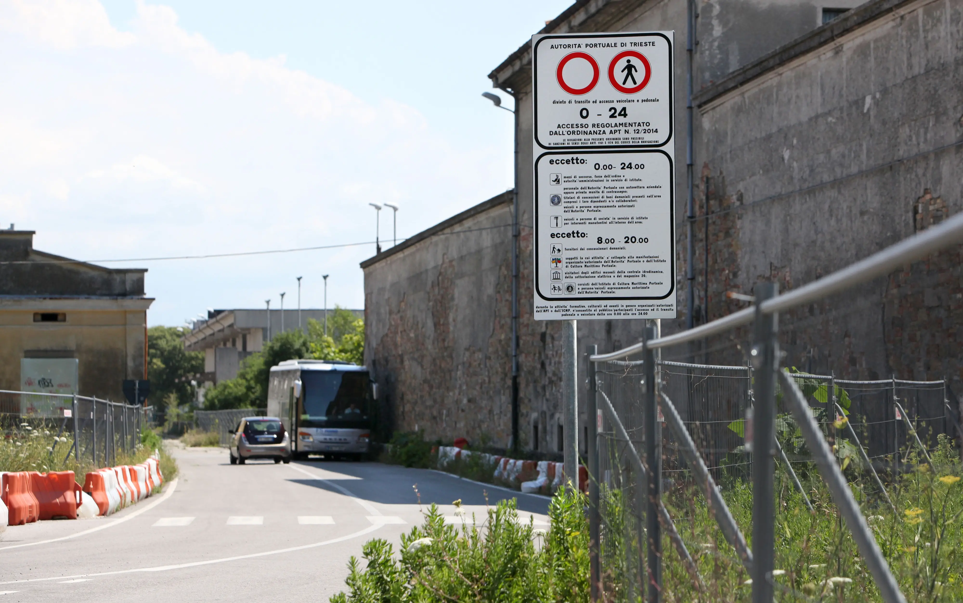 La segnaletica installata sulla bretella lato viale Miramare (foto Lasorte)