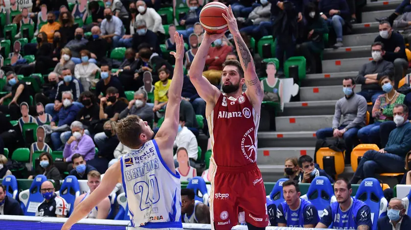 Una tripla di Fabio Mian nell’ultima sfida vinta da Trieste a Sassari (74-83), nel 2021/22 Foto Ciamillo/Lasorte