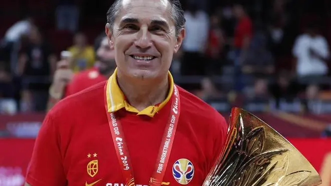 epa07844864 Spain's coach Sergio Scariolo celebrates with the World Cup trophy following their win against Argentina in the FIBA Basketball World Cup 2019 final match in Beijing, China, 15 September 2019. EPA/ROMAN PILIPEY
