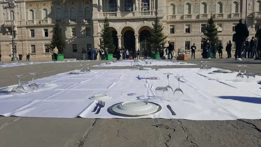 Piazza Unità come una grande tavola imbandita. A Trieste la protesta della Fipe contro le restrizioni contenute nell'ultimo Dpcm di Conte (Foto Francesco Bruni)