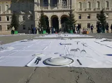 Piazza Unità come una grande tavola imbandita. A Trieste la protesta della Fipe contro le restrizioni contenute nell'ultimo Dpcm di Conte (Foto Francesco Bruni)