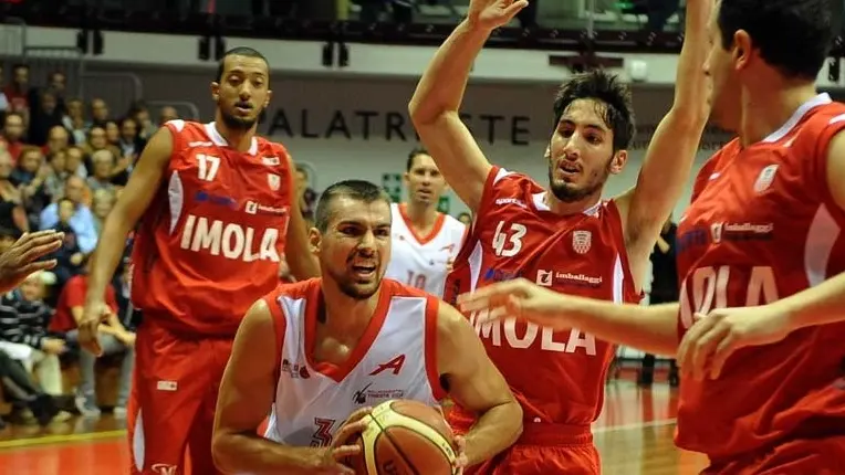 Foto BRUNI 16.10.15 Basket Serie A2 Est : Pallacanestro TS-IMOLA--Zahariev