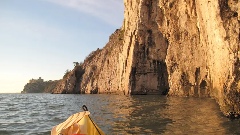 Le falesie di Duino viste dal kayak. Emilio Rigatti racconta la navigazione lungo la costa triestina come luogo ideale per far incontrare mare e terra, natura e storia