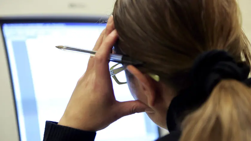 20070324 - LADRO RUBA COMPUTER A LAUREANDA, SI PENTE E RESTITUISCE TESI - Una ragazza consulta il video di un computer , in una immagine d'archivio . FILIPPO MONTEFORTE /ARCHIVIO - ANSA /ji..