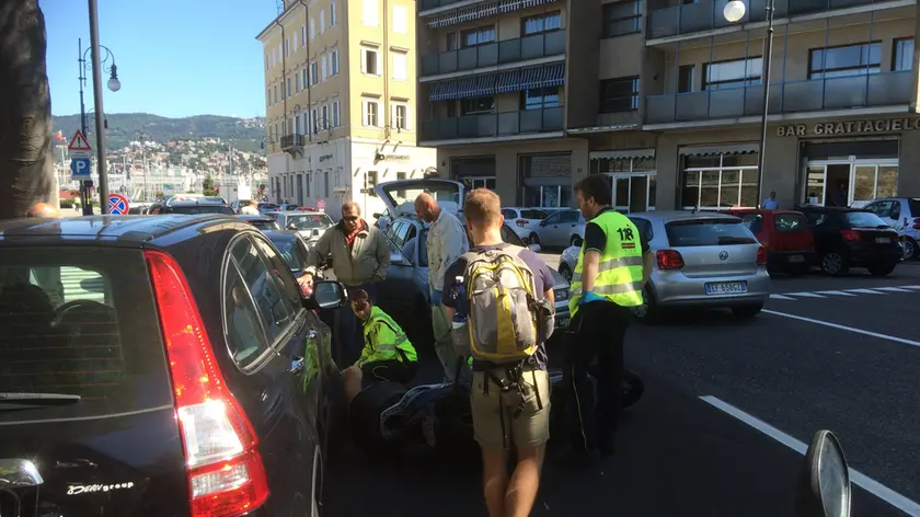 I sanitari prestano i primi soccorsi al centuaro ferito