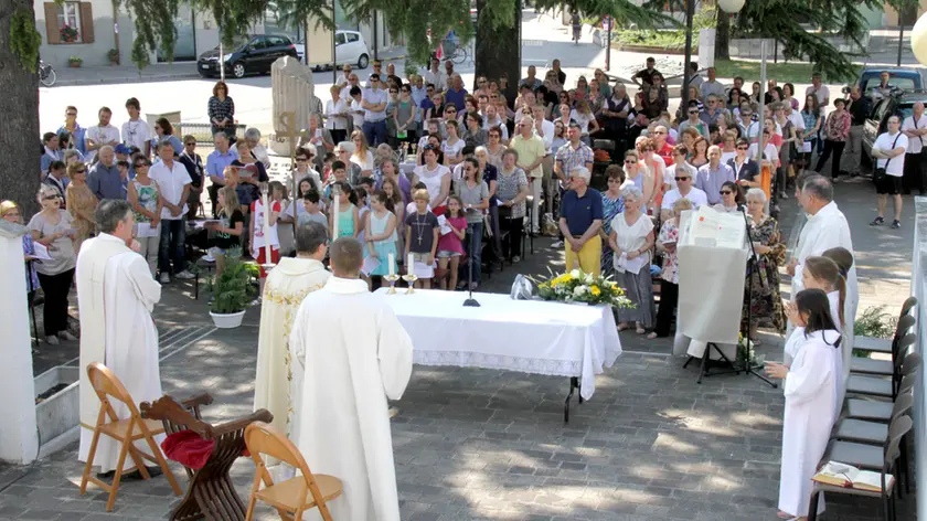 La messa celebrata davanti alla chiesa a Staranzano (Bonaventura)