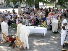 La messa celebrata davanti alla chiesa a Staranzano (Bonaventura)