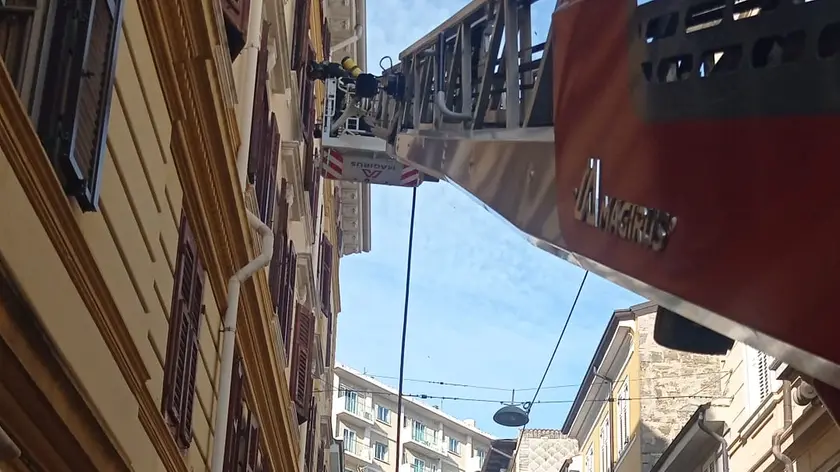 L'intervento dei pompieri in via Corridoni