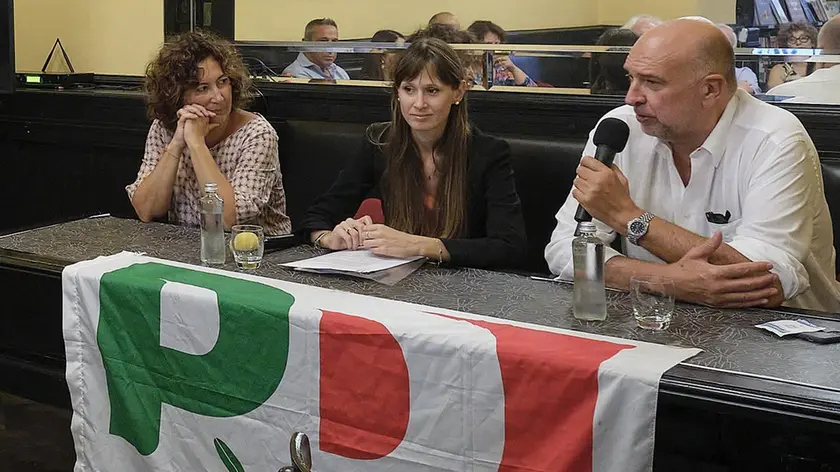 Caterina Conti, al centro, durante la presentazione della candidatura ieri al Caffè San Marco a Trieste Silvano