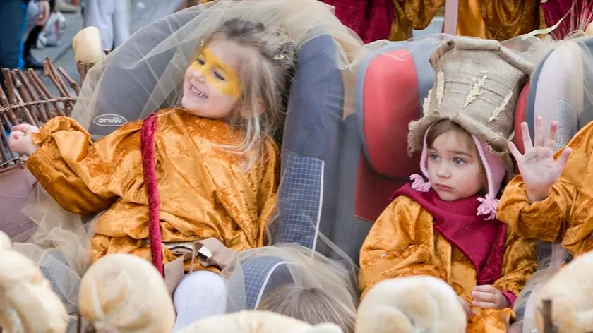 Due bimbe vestite in maschera lo scorso carnevale