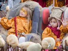 Due bimbe vestite in maschera lo scorso carnevale