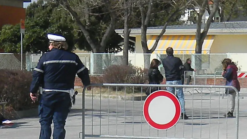 Un agente della Polizia locale di Grado