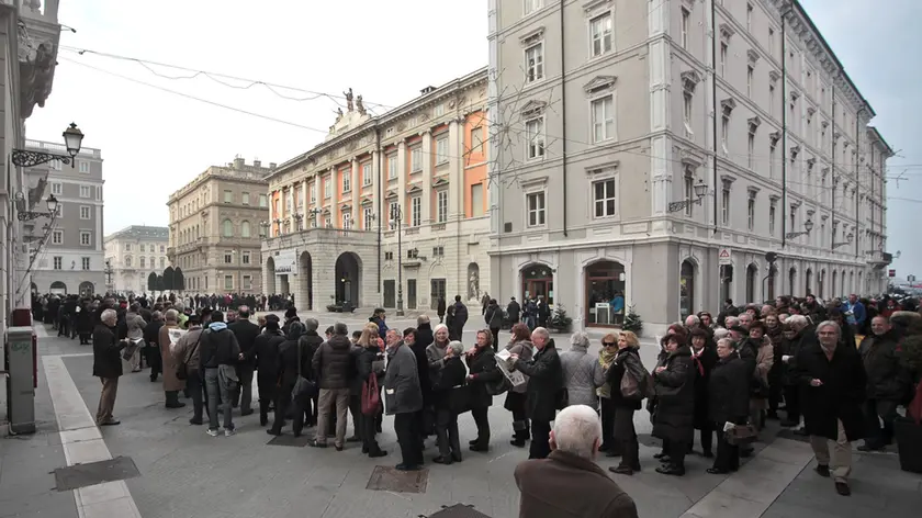 Lasorte Trieste 12/01/14 - Piazza Verdi, Teatro Verdi, In Coda per la Lezione di Storia