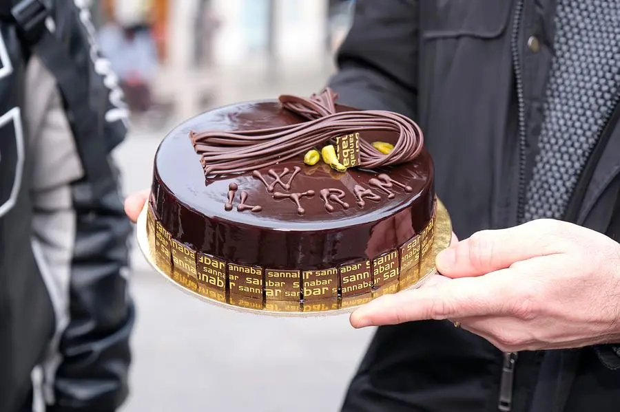 Silvano Trieste 2024-02-01 Torta Sacher per il sindaco davanti al capolinea del tram ph Massimo Silvano