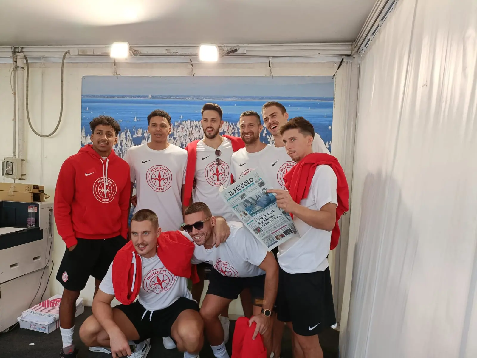 Anche i giocatori della Pallacanestro Trieste, venerdì 6 ottobre, allo stand del Piccolo per la Barcolana 55