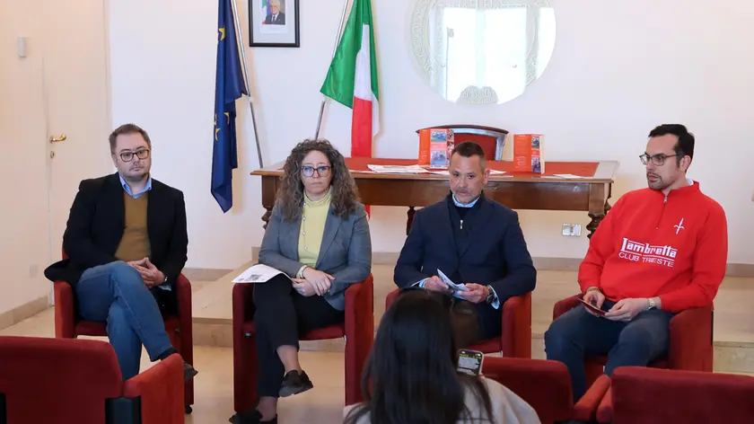 La presentazione ieri in Sala Tergeste in piazza Unità. Andrea Lasort