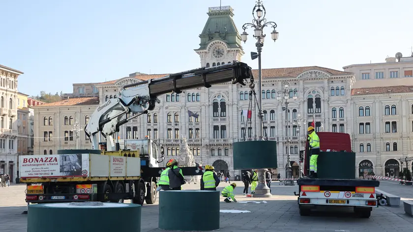 La posa dei basamenti in piazza Unità Foto Andrea Lasorte