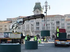 La posa dei basamenti in piazza Unità Foto Andrea Lasorte