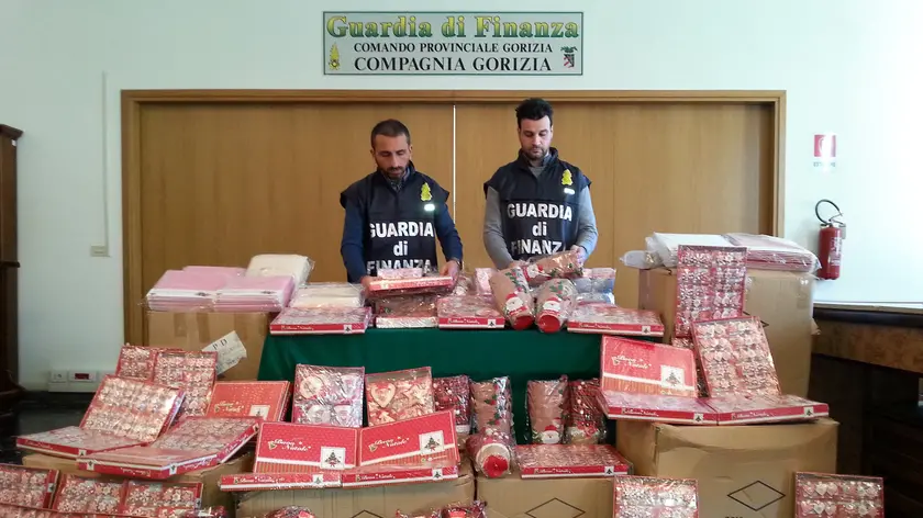 I finanzieri con il materiale sequestro