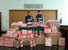 I finanzieri con il materiale sequestro