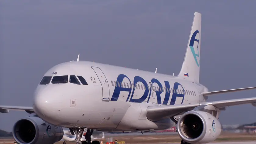 Un velivolo con la livrea di Adria Airways