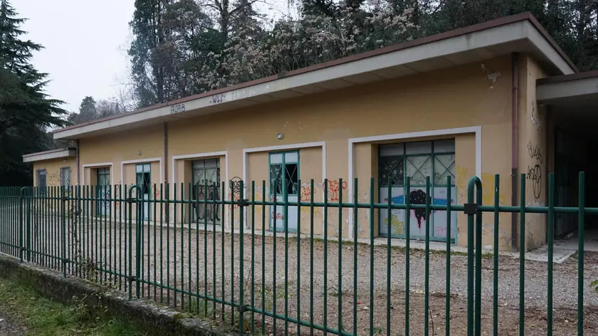 La palazzina già sede della Cassa edile che si trova in località Straccis: diventerà un centro per il conferimento e la lavorazione della selvaggina