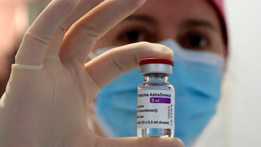 Silvano Trieste 2021-03-16 Cattinara, Farmacia, zona frezeer e frigo per i vaccini Comirnaty (Pfizer), Moderna e AstraZeneca