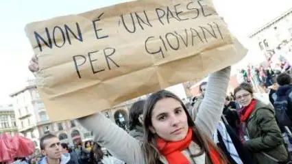 Una manifestazione di giovani precari