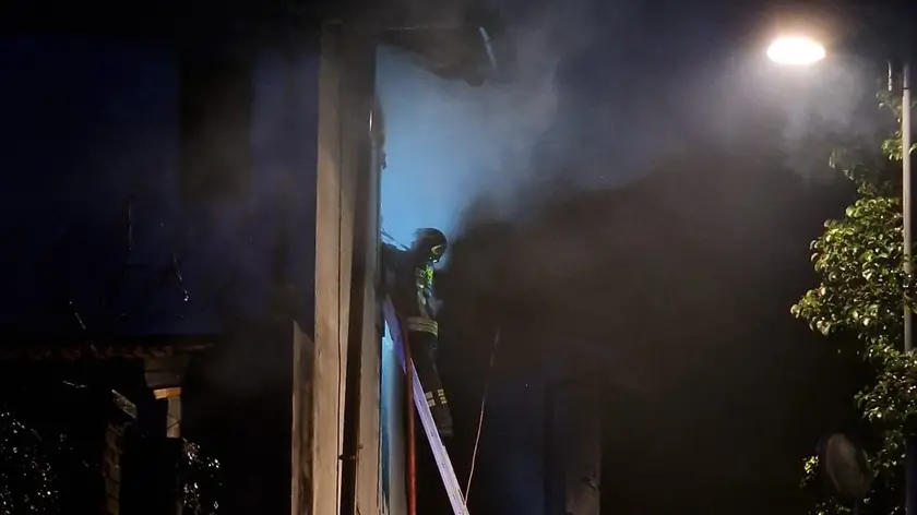 I pompieri sul luogo dell'incendio