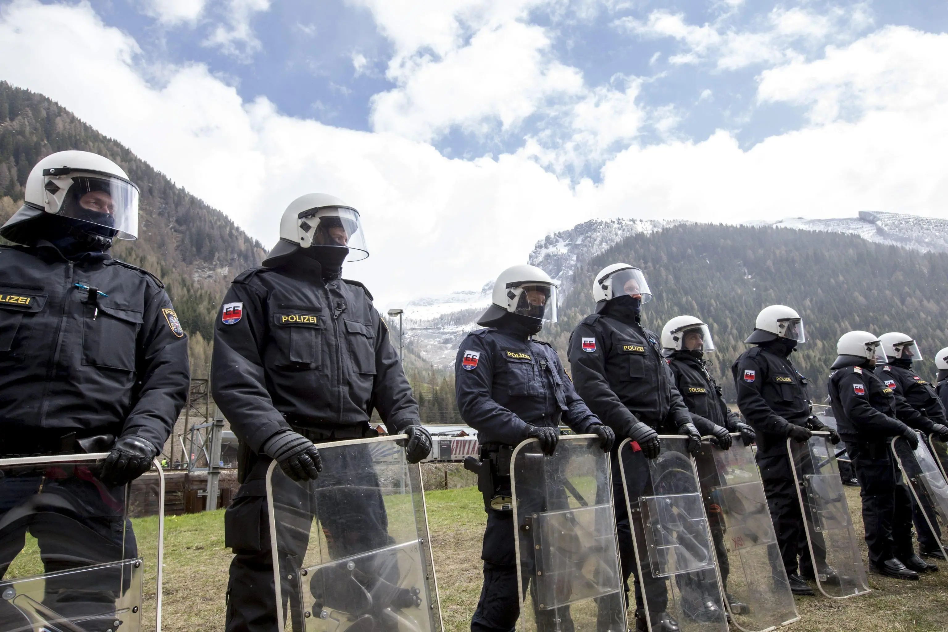 Poliziotti austriaci schierati al Brennero