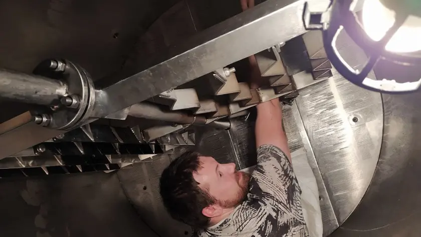 Jernej Kersevan durante le sue produzioni di birra