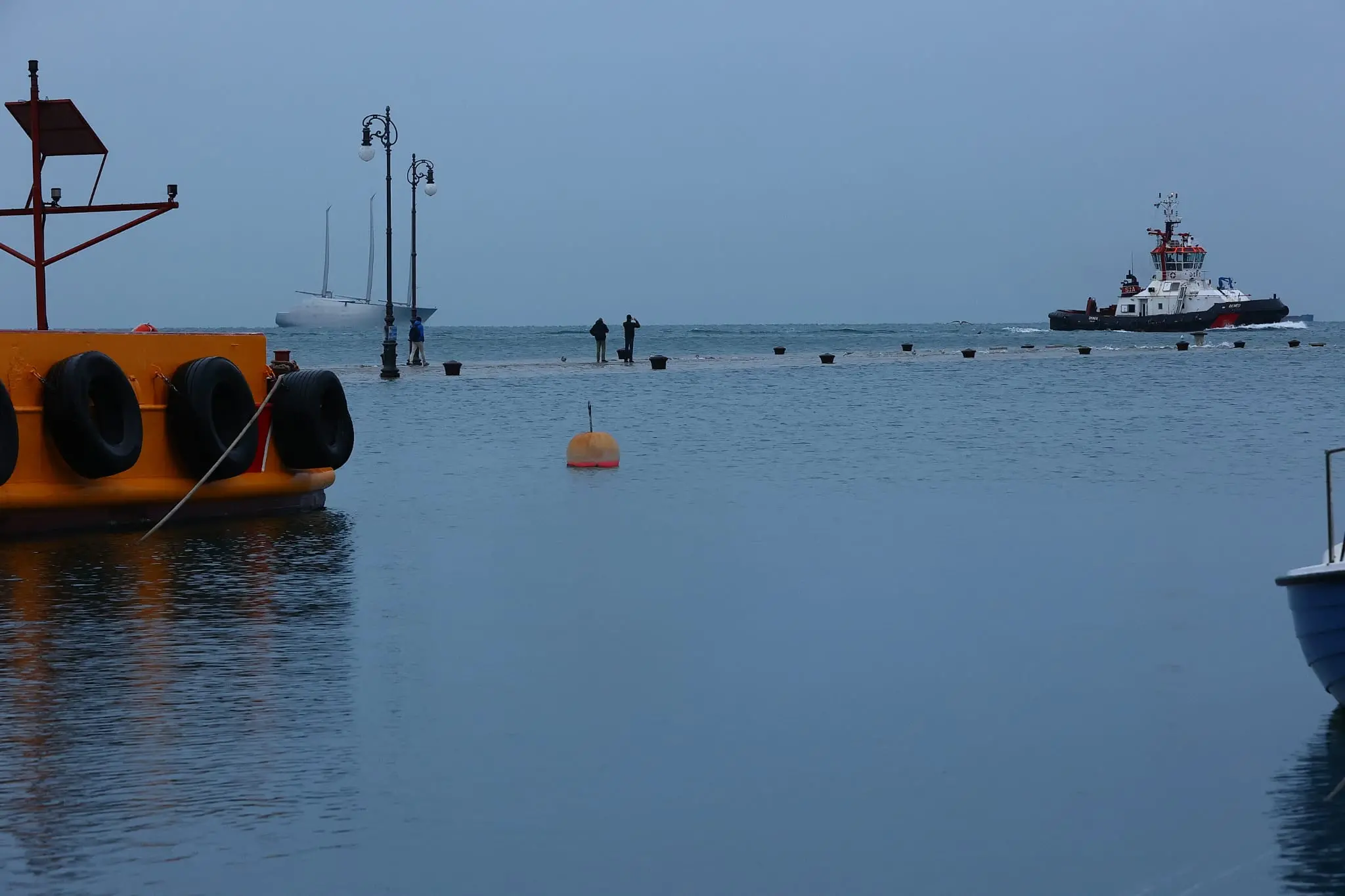 Nelle foto di Andrea Lasorte e Massimo Silvano, le rive di Trieste e la zona di Ponterosso alle prese con l'acqua alta.