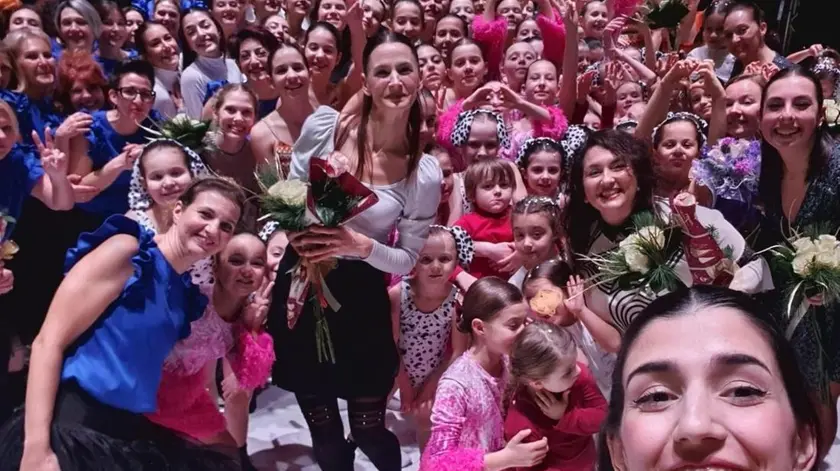 Foto di gruppo delle allieve guidate dalla direttrice Stella Pisacane